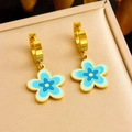 Boucles d'oreilles pendantes fleurs dorées en émail bleu dans une boîte à bijoux - Boucles d'Oreilles Fleur Bleue (E6180)