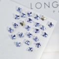 Vista macro di ciondoli a farfalla in cristallo viola e oro per nail art e decorazioni - Farfalla 5mm