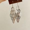 Boucles d'oreilles pendantes argentées avec feuilles en métal au style bohème chic - Pendentif Grappe de Feuilles Filigrane Argenté