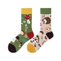 Asymmetrische Crew-Socken mit grünen Pilz- und grauen Igelmustern im Wald-Stil - Cartoon Igel Pilz Stil (1015)