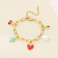 Detail van gouden titanium stalen armband met kersen-, aardbeien- en parelbedeltjes - Fruit Taart Parel Bedel Stijl (KB203071-Z)
