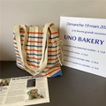 Sac cabas en tricot rayé avec motifs bleu et rouge et cordons de serrage sur fond minimaliste - Rayures Beige Orange Bleu