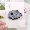 Detail van glitterende zilveren wolken-haarclip met glimlach op een witte kaart - Wolk + Zilver Glitter Clip