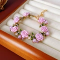 Bracciale floreale con rose rosa, foglie in smalto verde e perle viola su catena dorata - Bracciale Rosa Viola