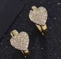 Élégantes boucles d'oreilles cœur dorées avec cristaux de zircon sur fond noir - Cœur Zircon Blanc