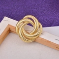Detail der ineinandergreifenden Goldringe Brosche mit Textur auf lila Hintergrund - Gold
