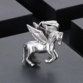 Macro-opname van zilveren roestvrijstalen Pegasus-hanger met gedetailleerde textuur - Pegasus-stijl (KP56534-BD) / 40*37mm