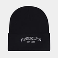 Détail de la broderie Brooklyn sur un bonnet en maille côtelée noire élégant - Noir