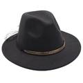 Détail d'un chapeau fedora en laine avec cordon tressé brun, perles et plume décorative - Gris clair