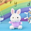 Detailansicht eines kleinen weißen Plüschhasen-Schlüsselanhängers mit lila Hoodie - Lila / 12cm