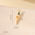 Détail macro d'un pendentif serpent avec pierre verte montrant les dimensions 1,9x0,6cm - Style Serpent Pierre Verte en Goutte (MYYX00692) / Or-Zirconia Vert