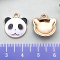 Ciondolo a forma di panda in smalto bianco e nero con vista fronte-retro e scala - Panda Rotondo