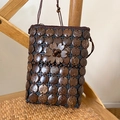 Mini borsa bohémien fatta a mano con fiore in guscio di cocco e tracolla intrecciata - Collana-Caffè-Fiore