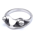 Dettaglio ravvicinato di un anello a forma di rana in argento vintage con trama metallica - US 7 / Colore Acciaio Retrò (20109)