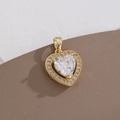 Dettaglio del ciondolo a cuore in oro con zirconi scintillanti su sfondo in pelle - Oro Zircone Bianco