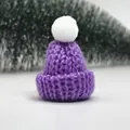 Lila Mini-Strickmütze mit weißem Bommel für DIY Puppen-Weihnachtsdekoration - Weißer Pompon / Mittelviolett (Klein)