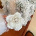 Dettaglio del fermaglio per capelli a fiore bianco lavorato a maglia con perle e strass - Fermaglio a Becco d'Anatra - Bianco - 1Pz