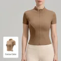 Giacca da yoga slim fit color cacao con collo alto e zip integrale da donna - colore cacao