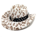 Détail d'un chapeau de cow-boy léopard avec crâne de taureau argenté et rivets en métal - M (56-58cm) / Couronne Plate / Blanc