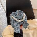 Hellblaue Eimer-Tasche mit floralem Relief, großer Schleife und elegantem Perlengriff - Blau