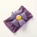 Detail eines lila gestrickten Baby-Stirnbands mit weicher gepolsterter Blume und gelber Mitte - Hellviolett