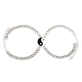 Détail des breloques Yin Yang sur des bracelets gourmettes en acier inoxydable poli - gourmette chaîne / Paire de Gourmettes d'Argent