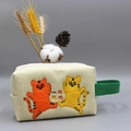 Kosmetiktasche aus Cord mit Tiger-Stickerei und grünem Griff auf grauem Hintergrund - Zwei Springende Tiger