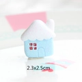 Vista macro di casetta in resina blu con tetto innevato e misura 2,3x2,5 cm dettaglio - Cottage Blu