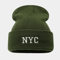 Gros plan sur la maille serrée et la broderie blanche NYC sur un bonnet en tricot vert foncé - Vert Militaire