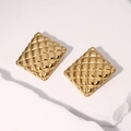 Elegantes pendientes cuadrados chapados en oro de 18k con patrón acolchado refinado - Dorado