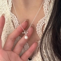 Elegante collana in argento sterling S999 con ciondolo di perla e chiusura OT - Argento 990 / Oro Bianco