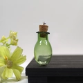 Mini grüne ovale Wunschflasche aus Glas mit Korkverschluss und silberner Metallöse - Grasgrüne ovale Flasche mit Ösenkorken