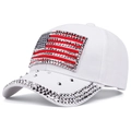 Detalle de bandera USA de strass y remaches plateados en gorra de béisbol blanca - Bandera de EE UU de Diamantes de Imitación Blanco / Blanco