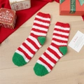 Dikke koraalfleece kerstsokken met rood-witte strepen en groen contrast accent - Eén maat / Rood Wit Groen Gestreept