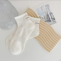 Calze bianche in cotone con ricamo smile carino e logo hello distintivo - Bianco Beige Etichetta