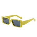 Modische rechteckige Sonnenbrille mit leuchtend gelbem Rahmen und dunklen Gläsern für Damen - Matcha Grüner Rahmen Graue Gläser