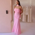 Détail d'une robe maxi rose bustier avec écharpe assortie en tissu élégant et fluide - S / Rose