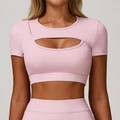 Lichtroze yoga sporttop met korte mouwen en een holle ovale uitsnijding op de borst - M / Perzikroze
