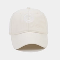 Primer plano del diseño de cara sonriente bordada en la gorra de béisbol blanca - Beige
