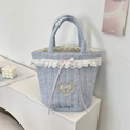 Detail der blau gestreiften Tragetasche mit Herz-Spitzenbesatz und rosa Schleifenstickerei - Blaue Streifen