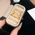 Detail von goldenen Vintage-Ringen mit Regenbogen-Zirkon und Sternrelief in Schmuckbox - Gold 2-Teiliges Set (Einschließlich Regenbogen-Pavé + Stern-Gravur)