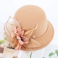 Damen Filzhut in Khaki mit eleganter Netzblume und Federverzierung im Retro-Stil - M (56-58cm) / Khaki