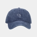 Detailansicht der weißen Stickerei auf der marineblauen Vintage-Baseballkappe - Marineblau / Verstellbar