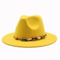 Détail du chapeau fedora jaune en laine avec bande perlée ethnique et pendentifs bohèmes - Jaune