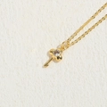 Elegante collana dorata con ciondolo a chiave e una pietra preziosa scintillante - Chiave Zirconia