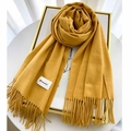 Detalle de bufanda de cachemira amarilla con textura de punto suave y borde de flecos - Amarillo Jengibre