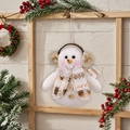 Detail von Weihnachts-Schneemann-Plüschfigur mit Strickschal und Holzknöpfen - Schneemann
