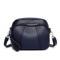 Borsa a tracolla blu in pelle martellata con finiture argento e dettagli di borchie - Blu