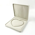 Détail d'écrin à bijoux en velours crème avec insert cœur et lettrage Pearl - Boîte à Perles / Forme de Coeur Blanc Crème
