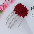 Gothic skelethand haarclip met donkerrode stoffen rozen op witte studio achtergrond - Dubbele Rode Rozen Skelet Hand Clip